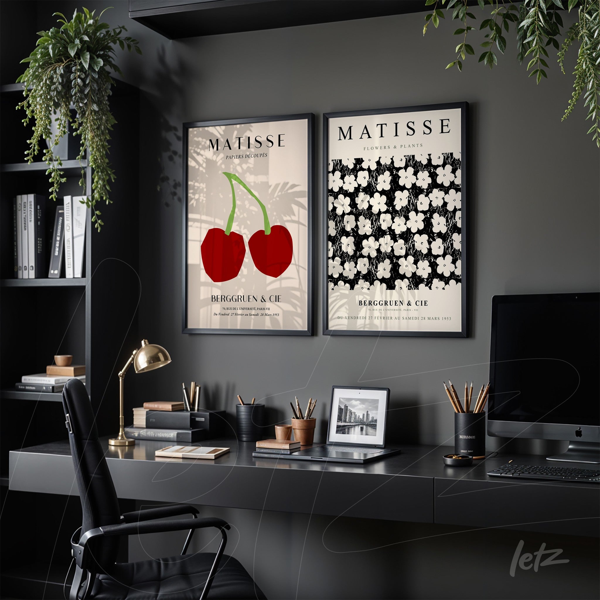 composição de quadros decorativos em molduras pretas com arte de cerejas vermelhas e flores brancas sobre fundo preto