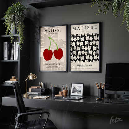 composição de quadros decorativos em molduras pretas com arte de cerejas vermelhas e flores brancas sobre fundo preto