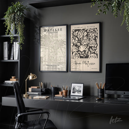 série de quadros decorativos em moldura preta com ilustrações de plantas e flores, expostos em parede escura com elementos de trabalho
