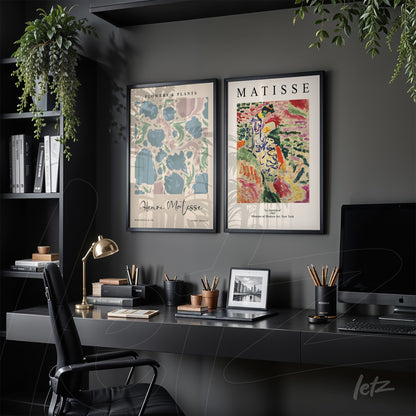 composição de quadros com arte moderna, um com folhas verdes e o outro com figuras coloridas, ambos em moldura preta, exibidos em um ambiente de escritório elegante