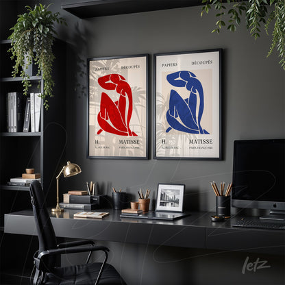 composição de quadros decorativos com figuras humanas em tons de vermelho e azul, molduras pretas, exibidos em ambiente moderno com estante preta