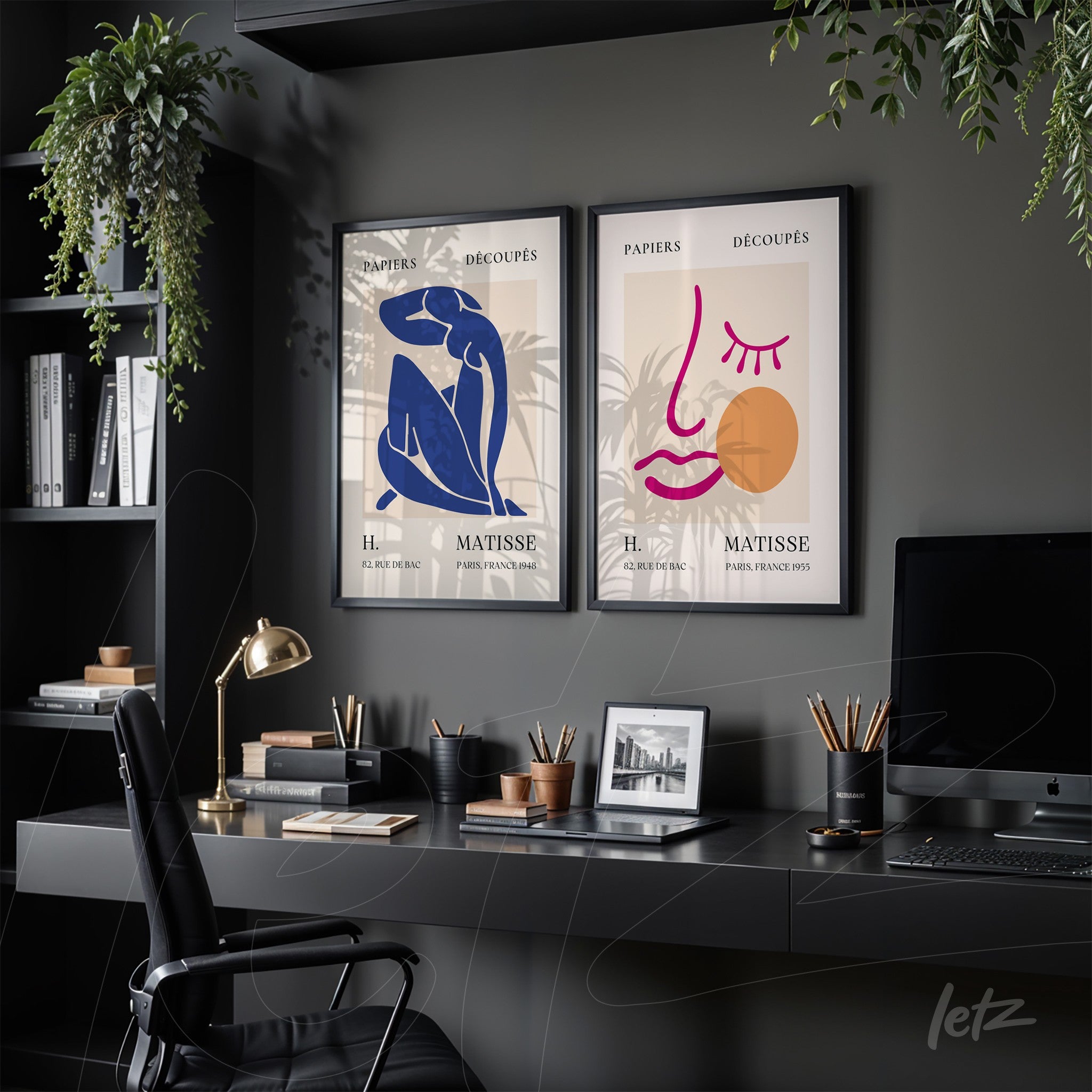 composição de dois quadros decorativos com arte moderna em moldura preta, um retratando uma figura feminina em azul e o outro um rosto simplificado em rosa sobre fundo bege