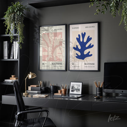 composição com dois quadros decorativos em moldura preta, representando obra de Matisse com temas de recortes de papel, em ambiente de escritório com mesa escura e plantas suspensas