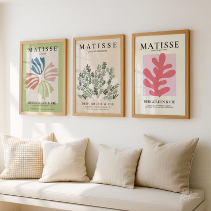 composição com três quadros em moldura de madeira clara com artes inspiradas em Matisse exibidos sobre uma parede clara