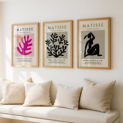 composição de três quadros com artes de Matisse em moldura de madeira clara, incluindo uma mão rosa, folhas de coral e uma figura feminina em preto