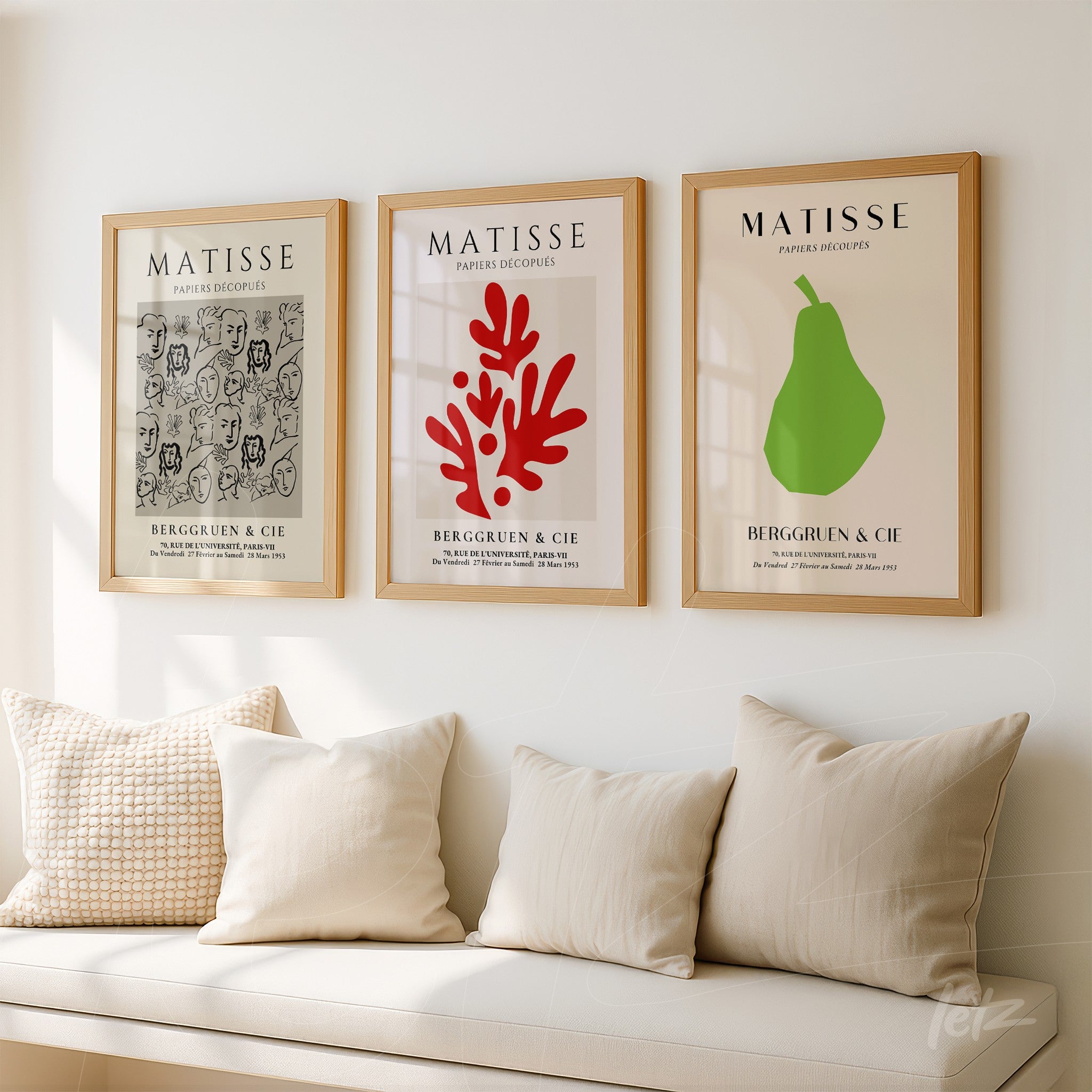 composição de três quadros com arte moderna de henri matisse em moldura de madeira clara sobre parede branca, incluindo uma ilustração de rostos, um coral vermelho e uma pêra verde