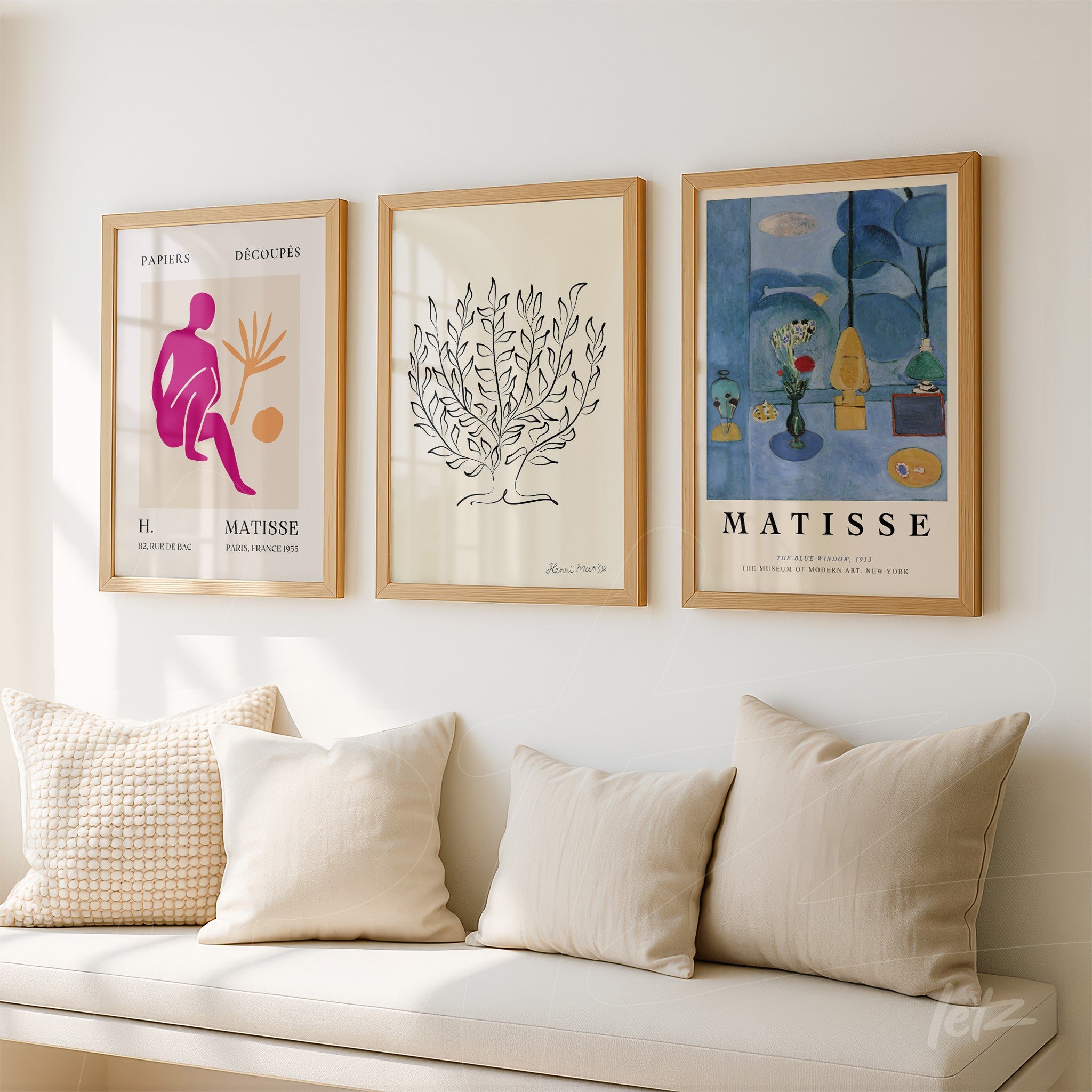 composição de quadros com arte moderna em molduras de madeira clara, incluindo figura estilizada de uma pessoa e uma planta