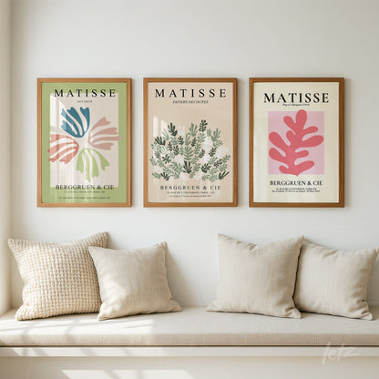 composição de quadros com ilustrações botânicas em molduras de madeira clara