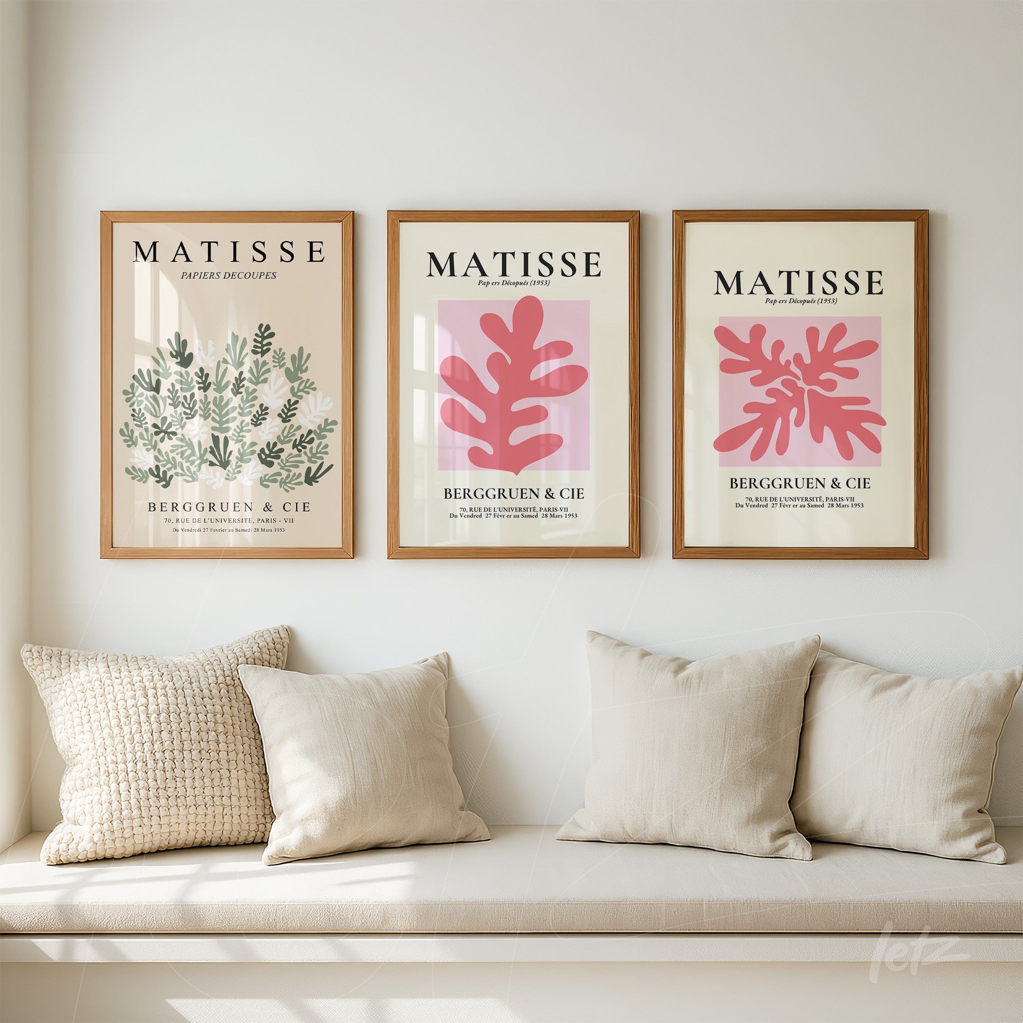 composição de quadros decorativos com ilustrações botânicas em estilos distintos, molduras de madeira clara e fundo neutro