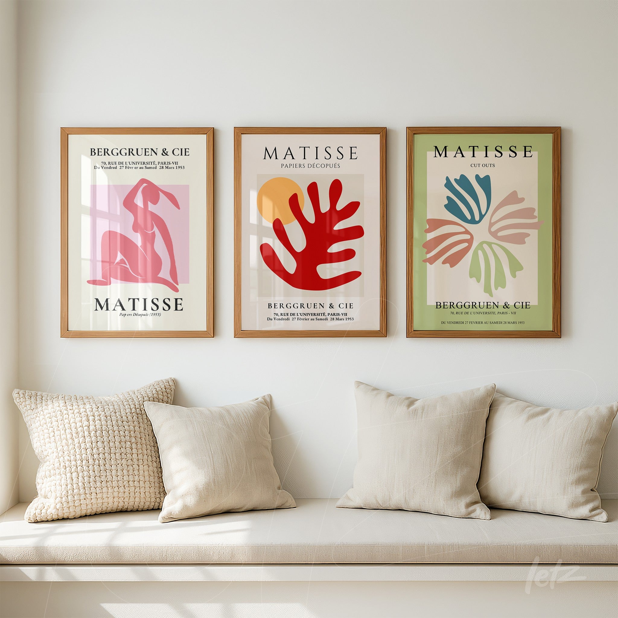 composição de três quadros com arte moderna de Matisse em molduras de madeira clara, exibidos sobre parede branca