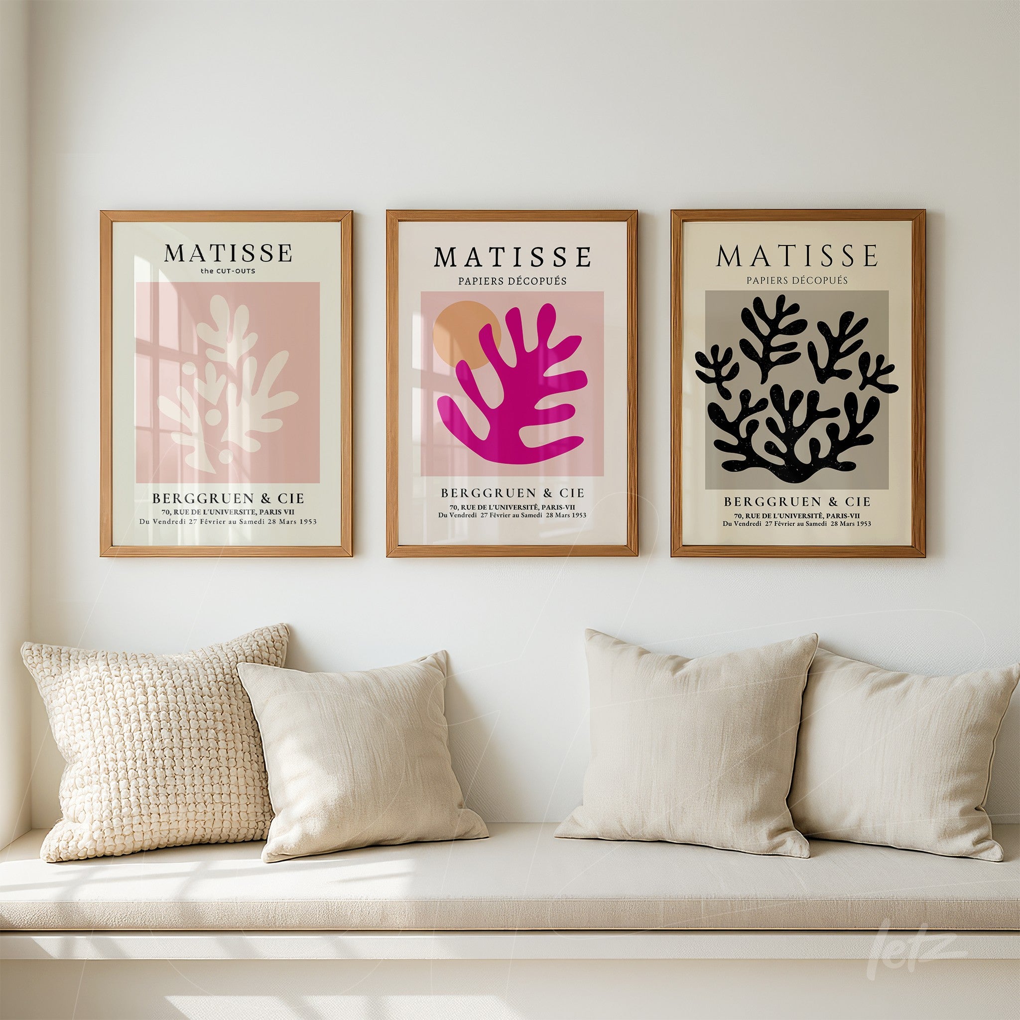 composição de três quadros em moldura de madeira clara com arte inspirada em Matisse, apresentando formas abstratas em tons de rosa, roxo e preto sobre fundo claro