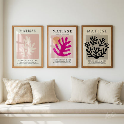 composição de três quadros em moldura de madeira clara com arte inspirada em Matisse, apresentando formas abstratas em tons de rosa, roxo e preto sobre fundo claro