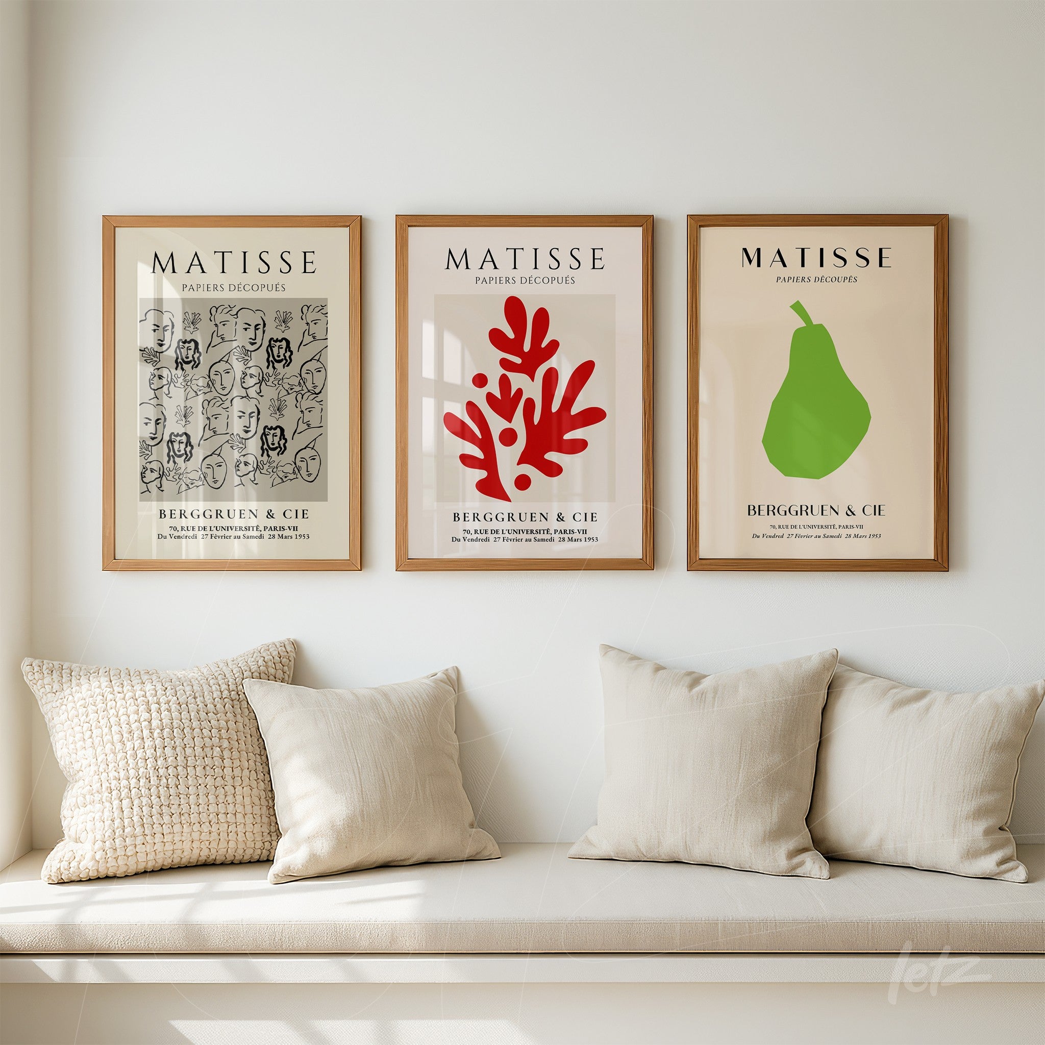 composição de três quadros na parede com molduras de madeira clara, apresentando arte inspirada em Matisse com estampas em cores vermelha, verde e cinza