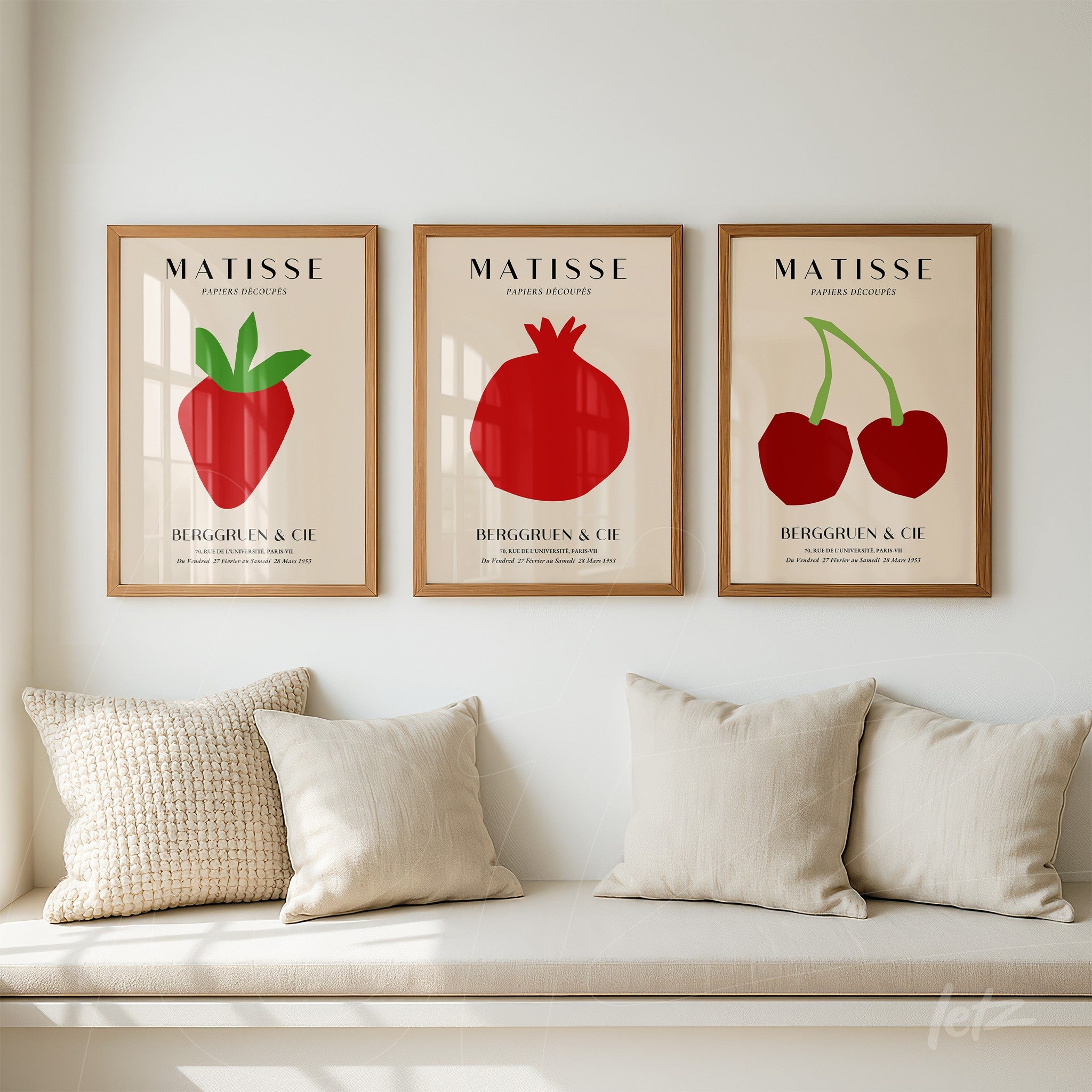 coleção de quadros com ilustrações minimalistas de frutas em moldura de madeira clara, exposta em ambiente acolhedor com sofá de almofadas claras