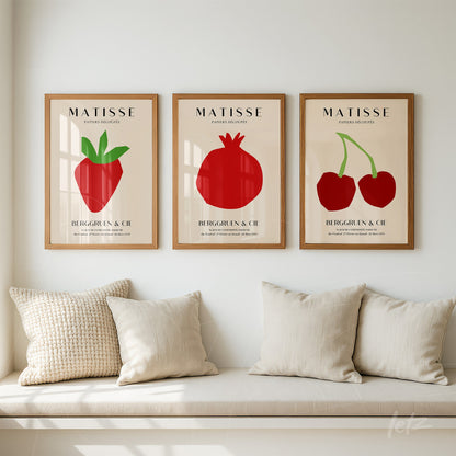 coleção de quadros com ilustrações minimalistas de frutas em moldura de madeira clara, exposta em ambiente acolhedor com sofá de almofadas claras
