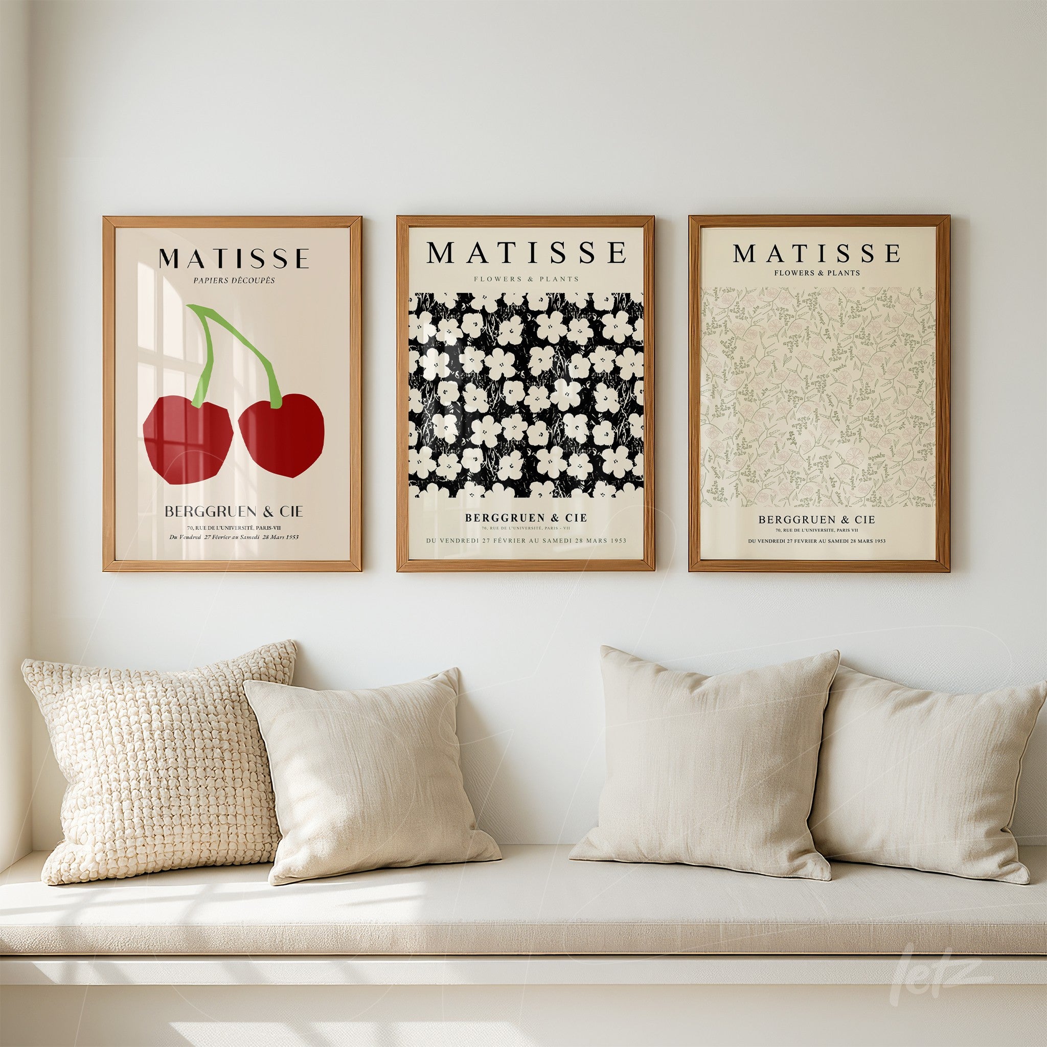 composição de três quadros com arte inspirada em Matisse, incluindo cerejas vermelhas, flores brancas sobre fundo preto e padrão floral verde claro em moldura de madeira clara