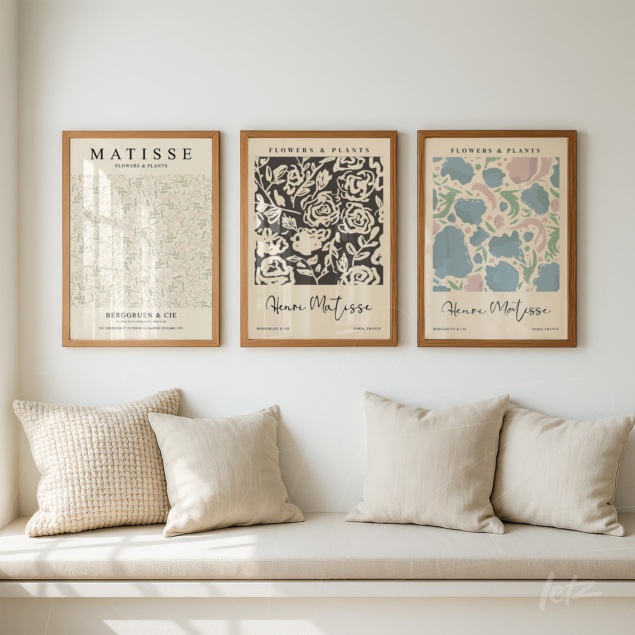 série de quadros decorativos com ilustrações de flores em moldura de madeira clara sobre parede branca