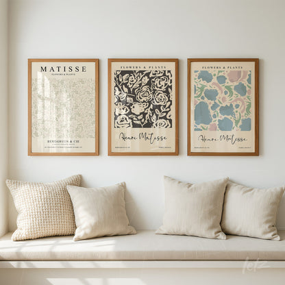 série de quadros decorativos com ilustrações de flores em moldura de madeira clara sobre parede branca