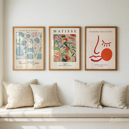 composição com três quadros de arte moderna em moldura de madeira clara, com ilustrações coloridas inspiradas em Henri Matisse sobre parede clara