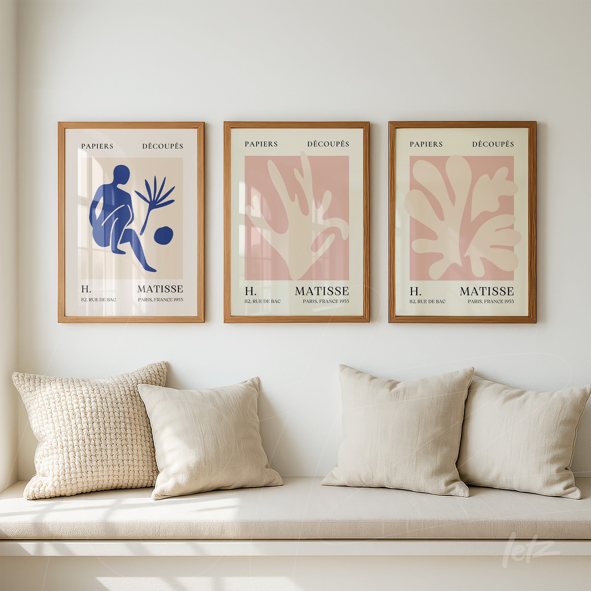 composição de três quadros com arte moderna em moldura de madeira clara, apresentando figuras e formas orgânicas em tons de azul e rosa