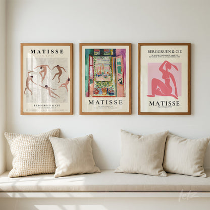 composição com três quadros na parede apresentando ilustrações artísticas de Matisse em molduras de madeira clara