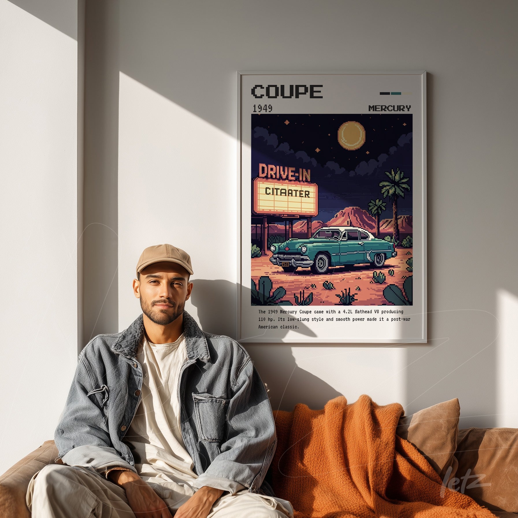 quadro em estilo retrô com um carro Mercury de 1949 em cena de cinema drive-in, moldura branca, exibido em uma parede clara ao lado de um homem sentado em sofá