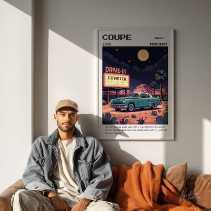 quadro em estilo retrô com um carro Mercury de 1949 em cena de cinema drive-in, moldura branca, exibido em uma parede clara ao lado de um homem sentado em sofá