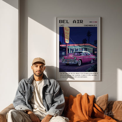 quadro emoldurado com arte retro do Chevrolet Bel Air 1957 em fundo noturno, exibido sobre parede clara com um homem sorridente ao lado e uma sobreposição de laranja