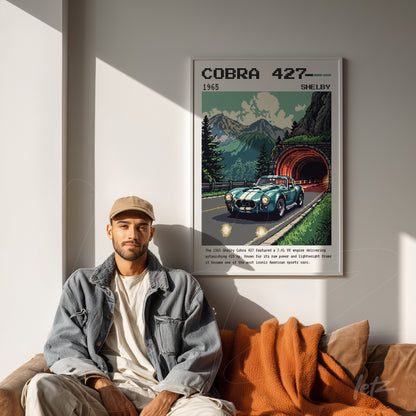 quadro com arte retrô do carro Shelby Cobra 427 em moldura branca, exibindo uma paisagem montanhosa ao fundo