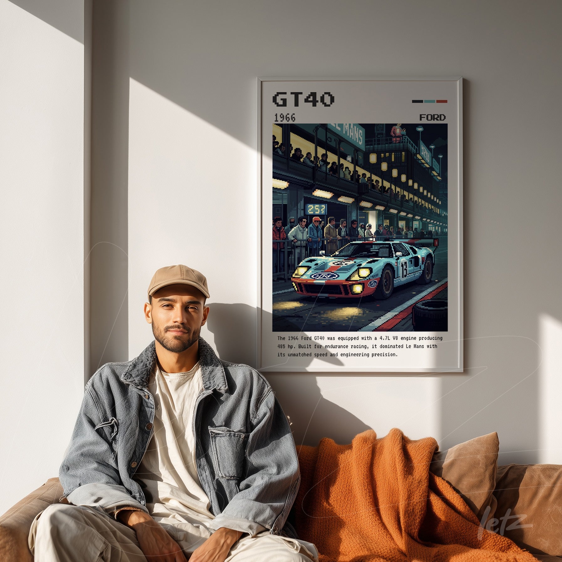 quadro com arte retrô do carro Ford GT40 em uma cena de corrida, moldura clara, exposto em ambiente moderno com sofá neutro