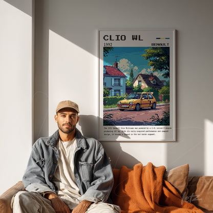 quadro emoldurado com arte digital do carro Renault Clio em uma cena retrô, exposto sobre uma parede clara com um sofá ao fundo