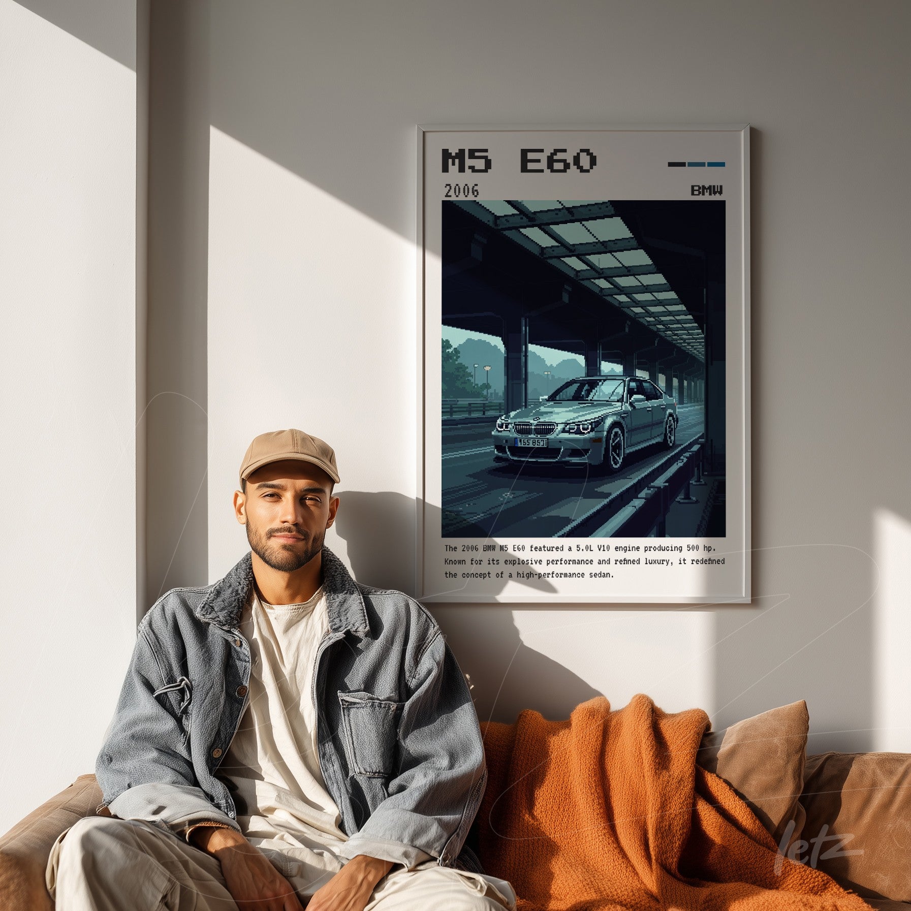 quadro no estilo retrô com ilustração de carro BMW M5 E60 de 2006, montado em moldura branca sobre parede clara