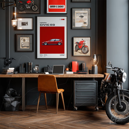 composição de quadros em uma parede cinza com arte de carro Honda Civic EG em destaque e uma motocicleta vintage ao lado de uma mesa de escritório