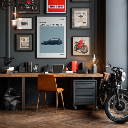 composição de quadros em uma parede escura, destacando um quadro do carro Honda Civic Type R de 1997 emoldurado, rodeado por ilustrações vintage e fotos de motos, mesas de madeira e uma cadeira de couro laranja com uma moto clássica ao lado