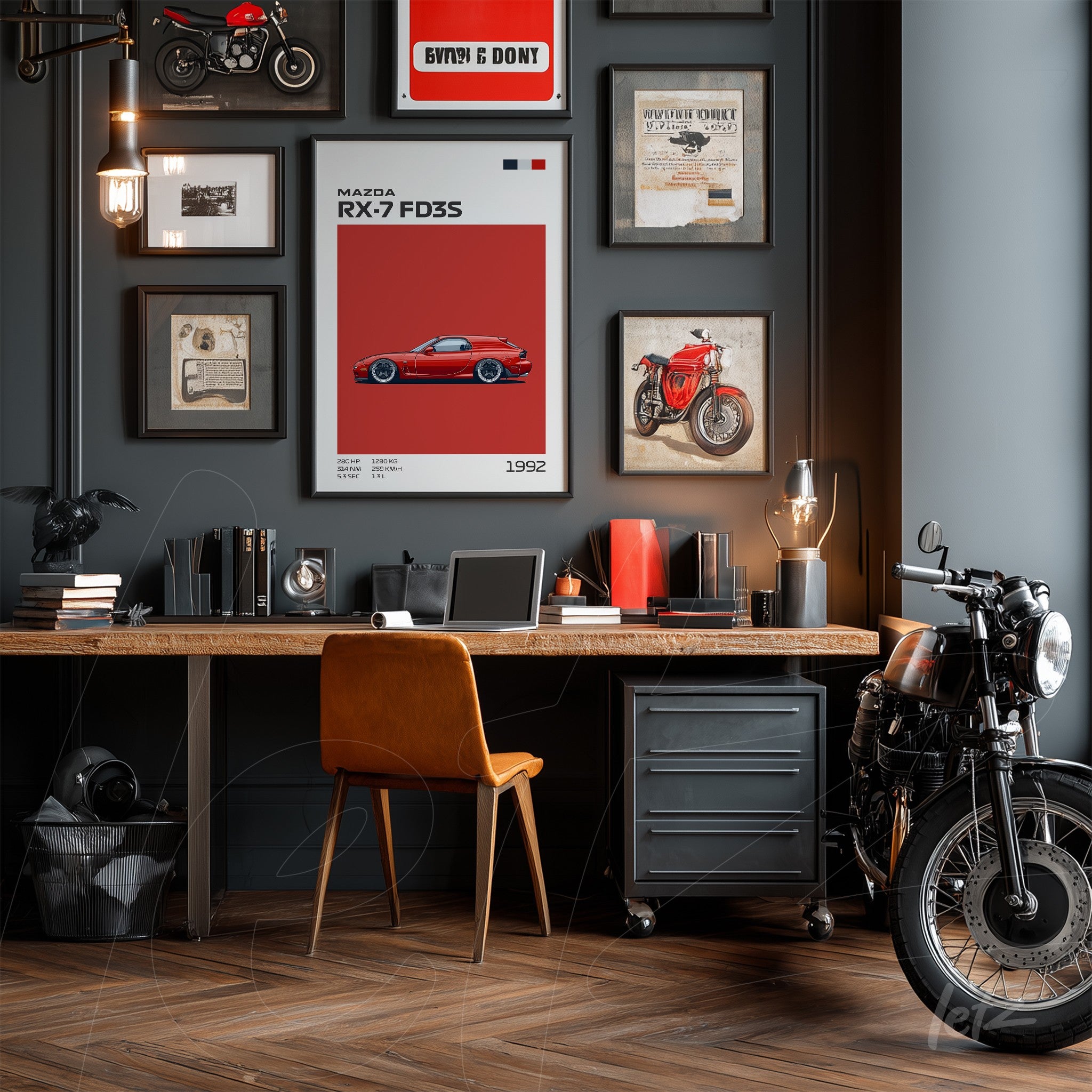 composição de quadros decorativos em parede cinza com arte do carro Mazda RX-7 FD3S e motocicleta vintage ao lado da mesa de madeira