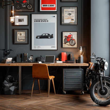 ambiente de escritório moderno com quadros decorativos, incluindo arte de carro Mercedes Benz 190E II e motocicleta clássica em moldura preta, sobre mesa de madeira clara com cadeira caramelo