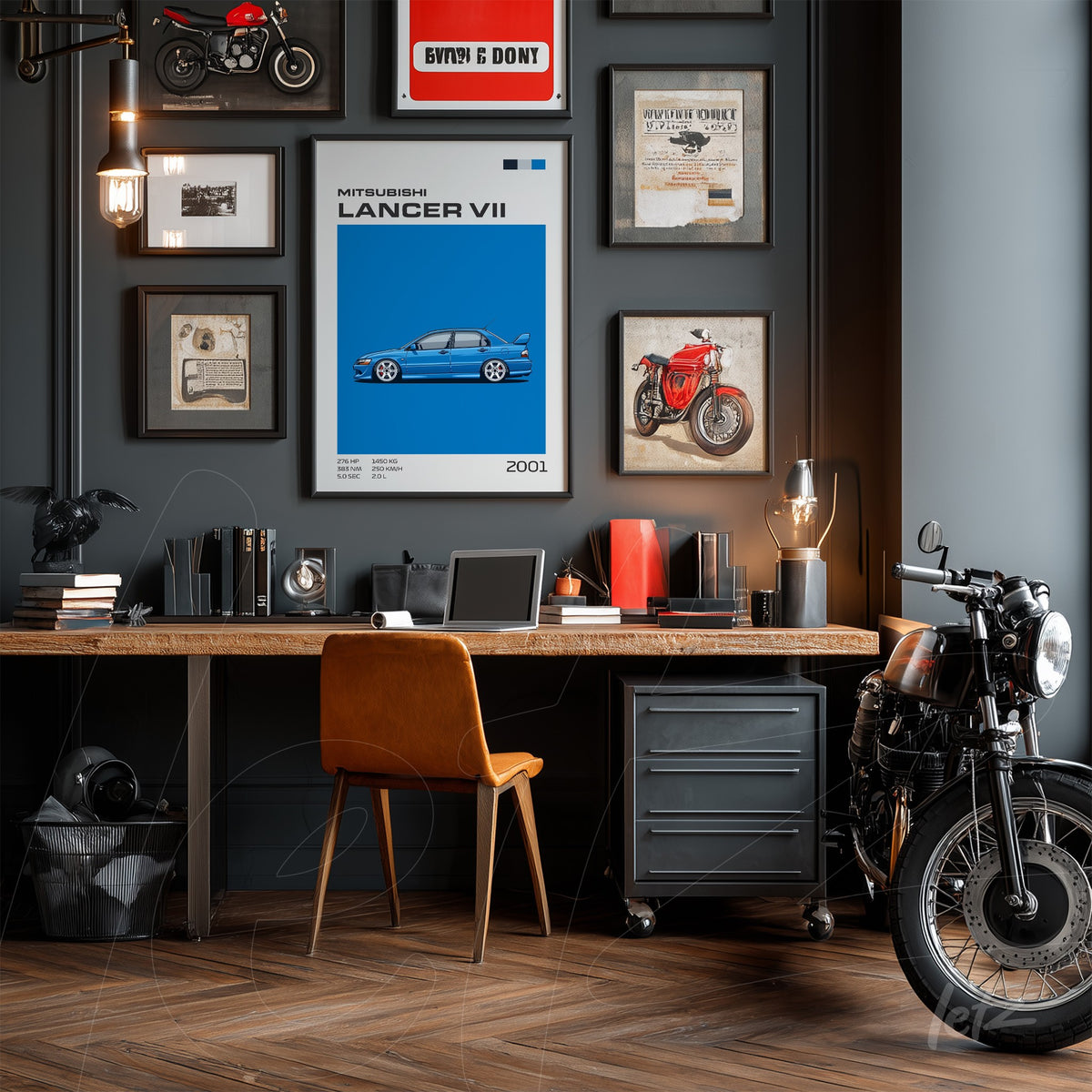 quadro com arte do carro Mitsubishi Lancer VII emoldurado em parede cinza, com mesa de madeira e moto ao lado
