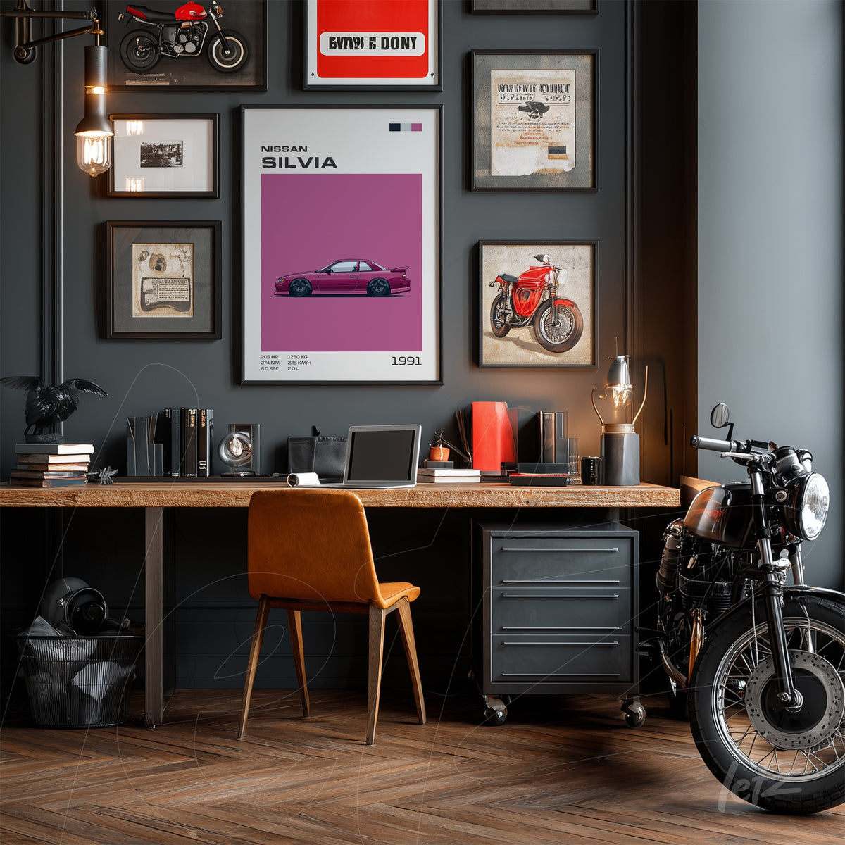 composição de quadros decorativos em uma parede escura, incluindo arte do carro Nissan Silvia em destaque, acompanhada de molduras variadas e outros elementos como uma mesa de madeira com cadeira marrom e uma motocicleta preta ao lado