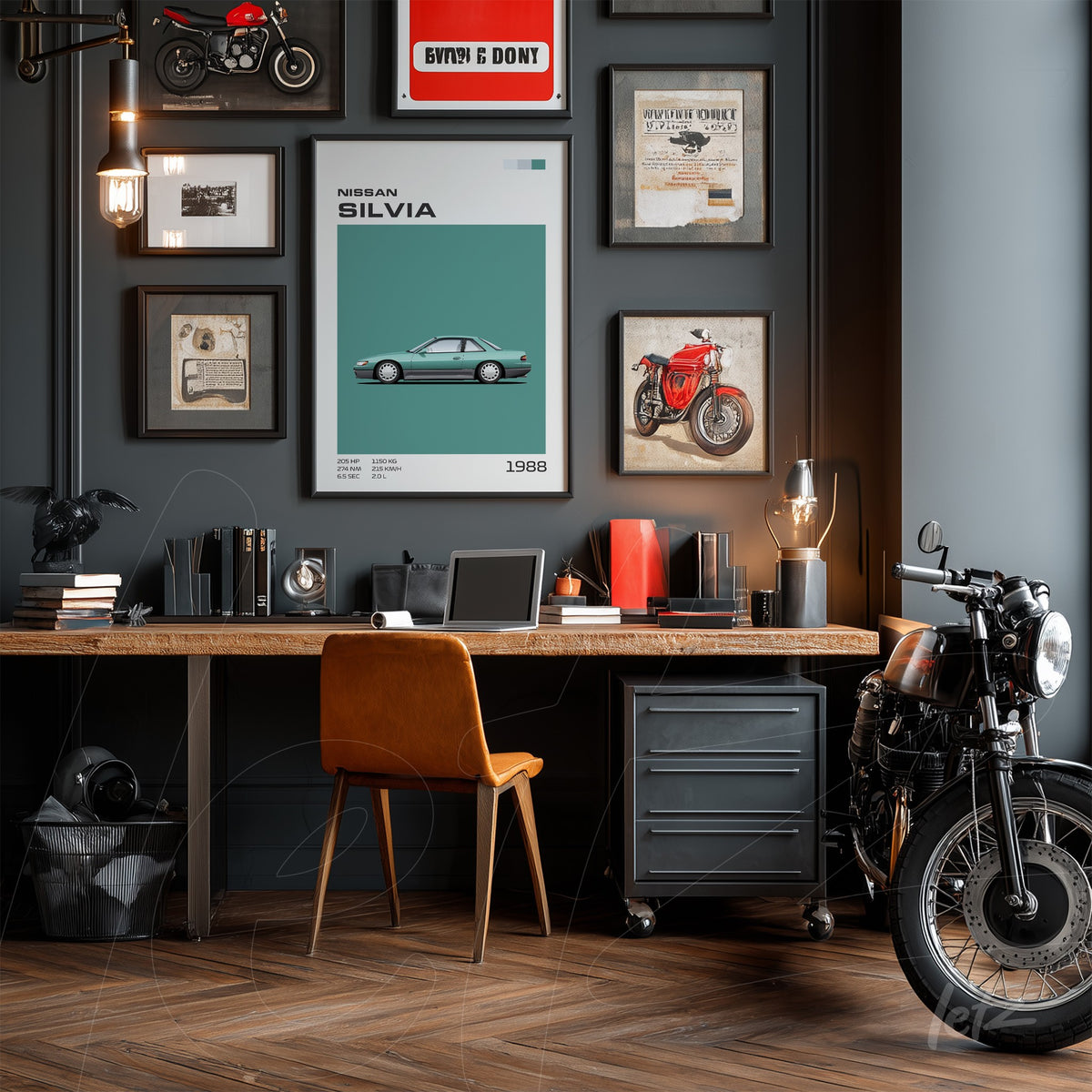 composição de quadros em uma parede cinza escura, incluindo arte de carro Nissan Silvia de 1988, com uma mesa de madeira clara, cadeira laranja e motocicleta vintage ao lado