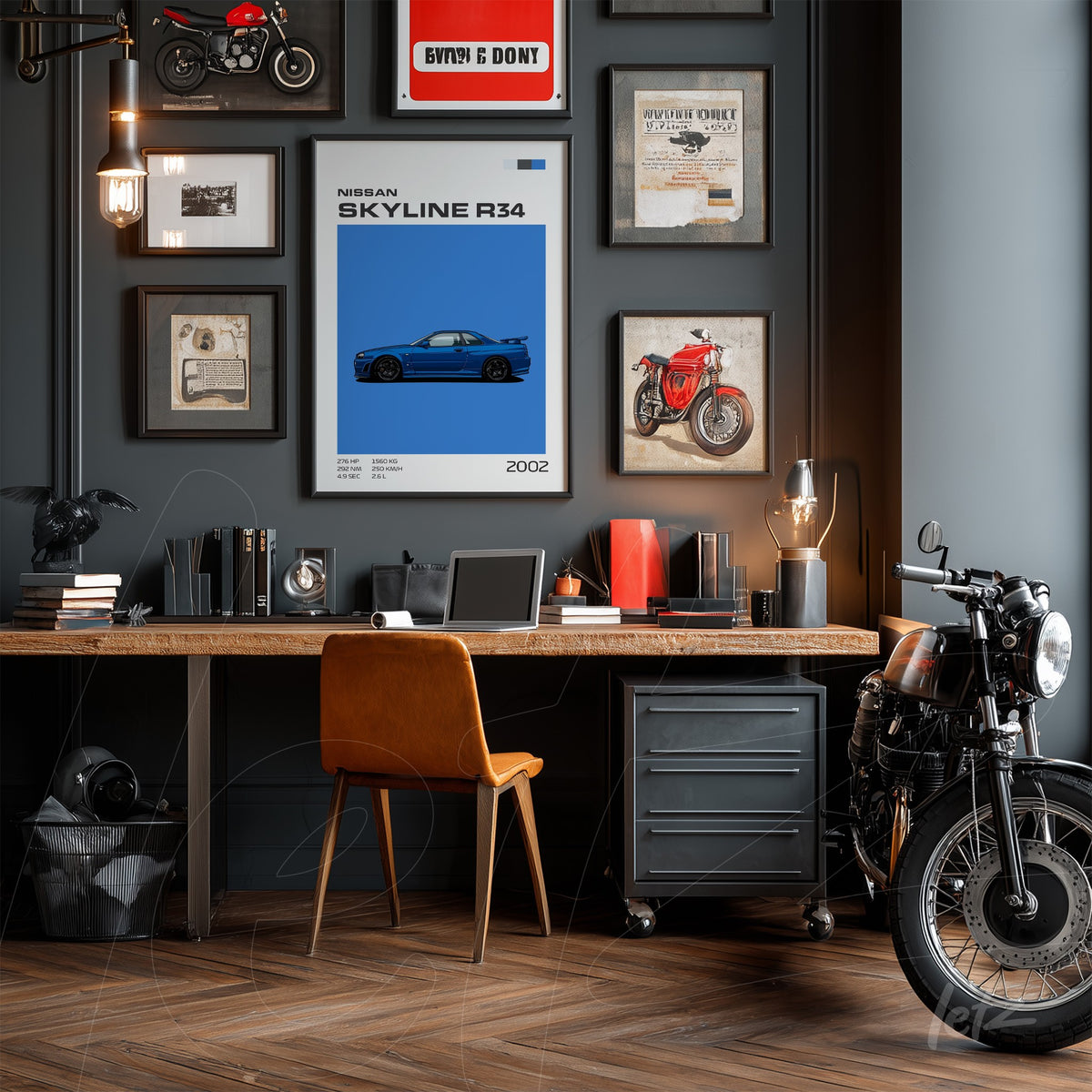 composição de quadros em um escritório moderno com tema de carros, incluindo um quadro do Nissan Skyline R34 em moldura preta ao centro, rodeado por imagens de motos e placas decorativas em uma parede de fundo cinza