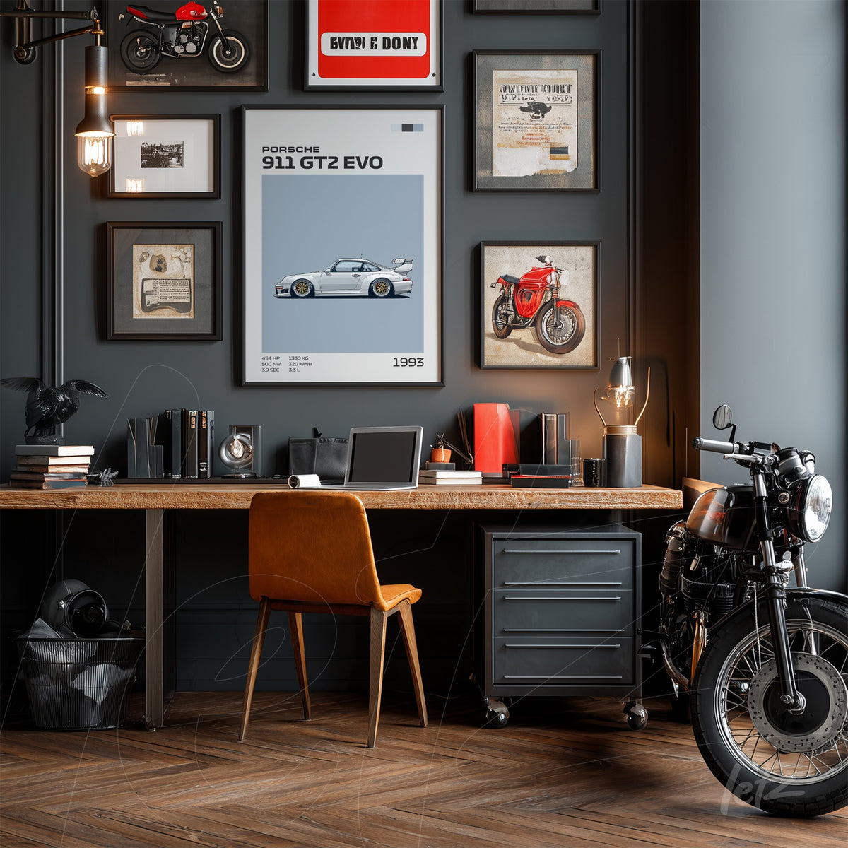 ambiente de escritório moderno com quadro de carro esportivo Porsche 911 GT2 EVO em moldura preta, mesa de madeira clara e cadeira de couro, decoração com motos e itens vintage