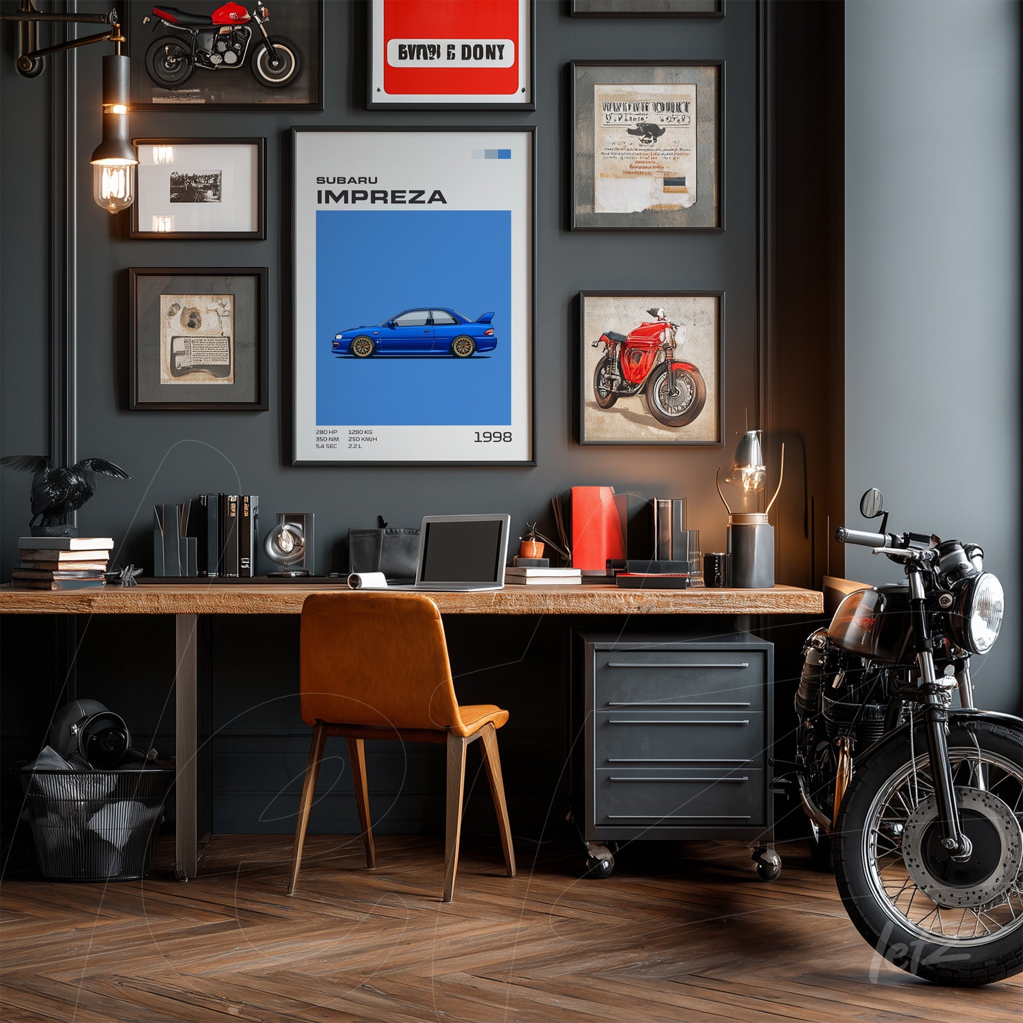 ambiente de trabalho com quadros decorativos, incluindo arte do Subaru Impreza e coleção de motocicletas na parede, mesa de madeira clara e cadeira de couro
