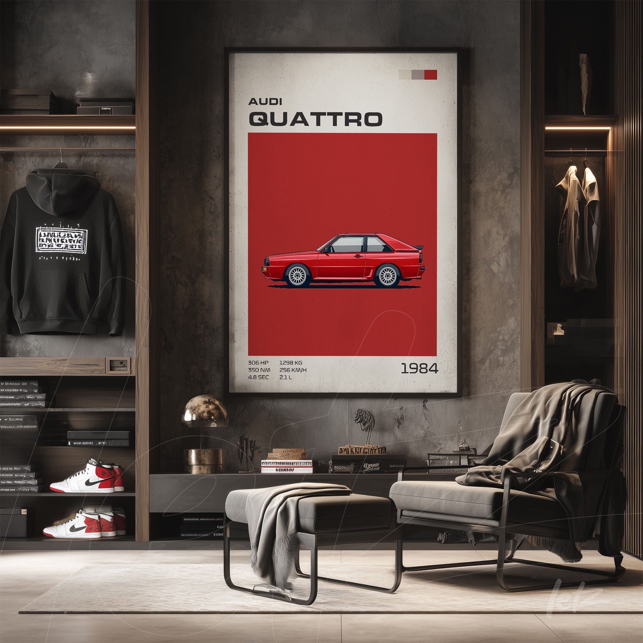 quadro decorativo em estilo vintage com ilustração do carro Audi Quattro 1984 em fundo vermelho, moldura elegante em madeira clara, exibido em ambiente moderno com prateleira e cadeiras contemporâneas
