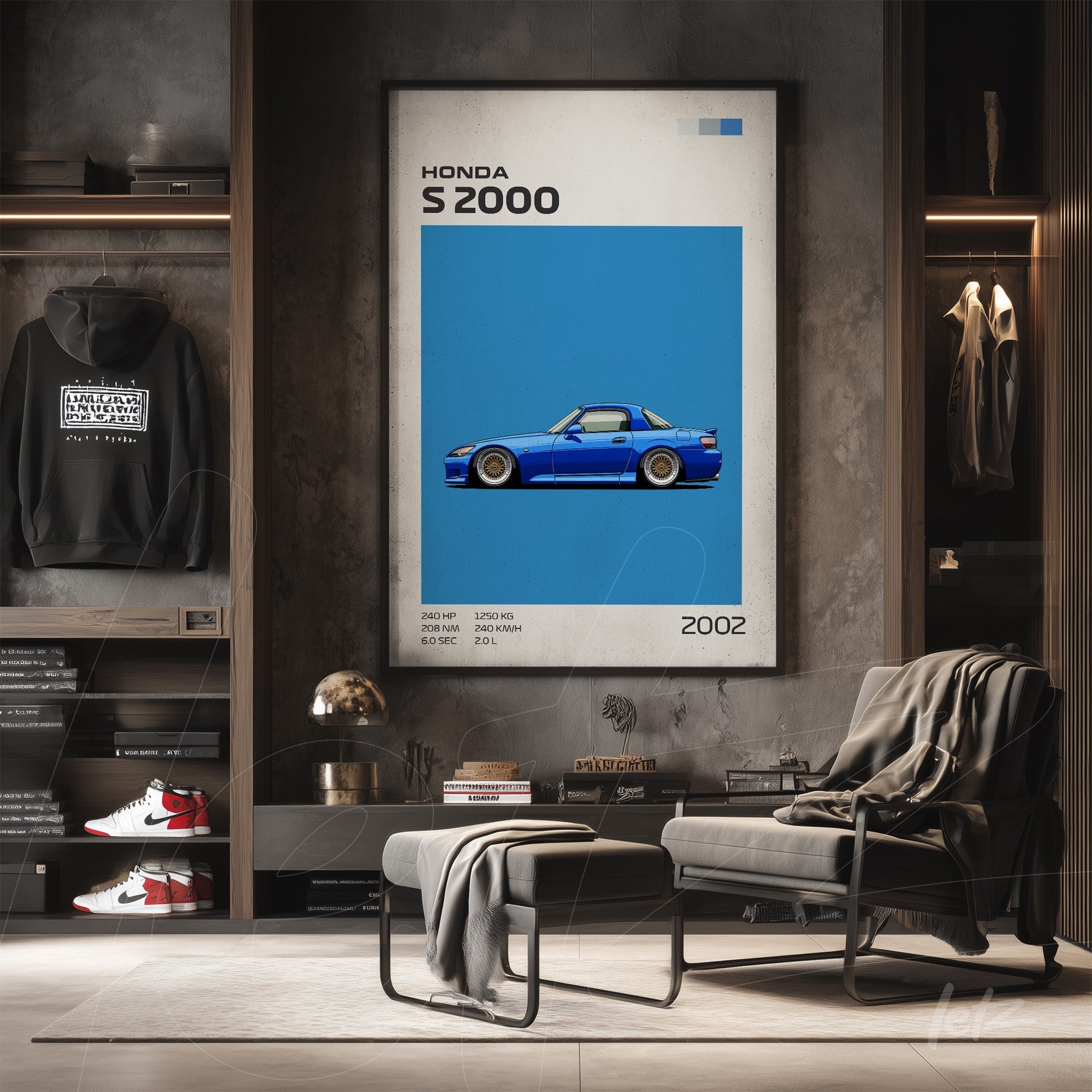 quadro de arte digital do carro Honda S2000 em fundo azul vibrante, exposto em ambiente moderno com prateleira de madeira e cadeira estilizada