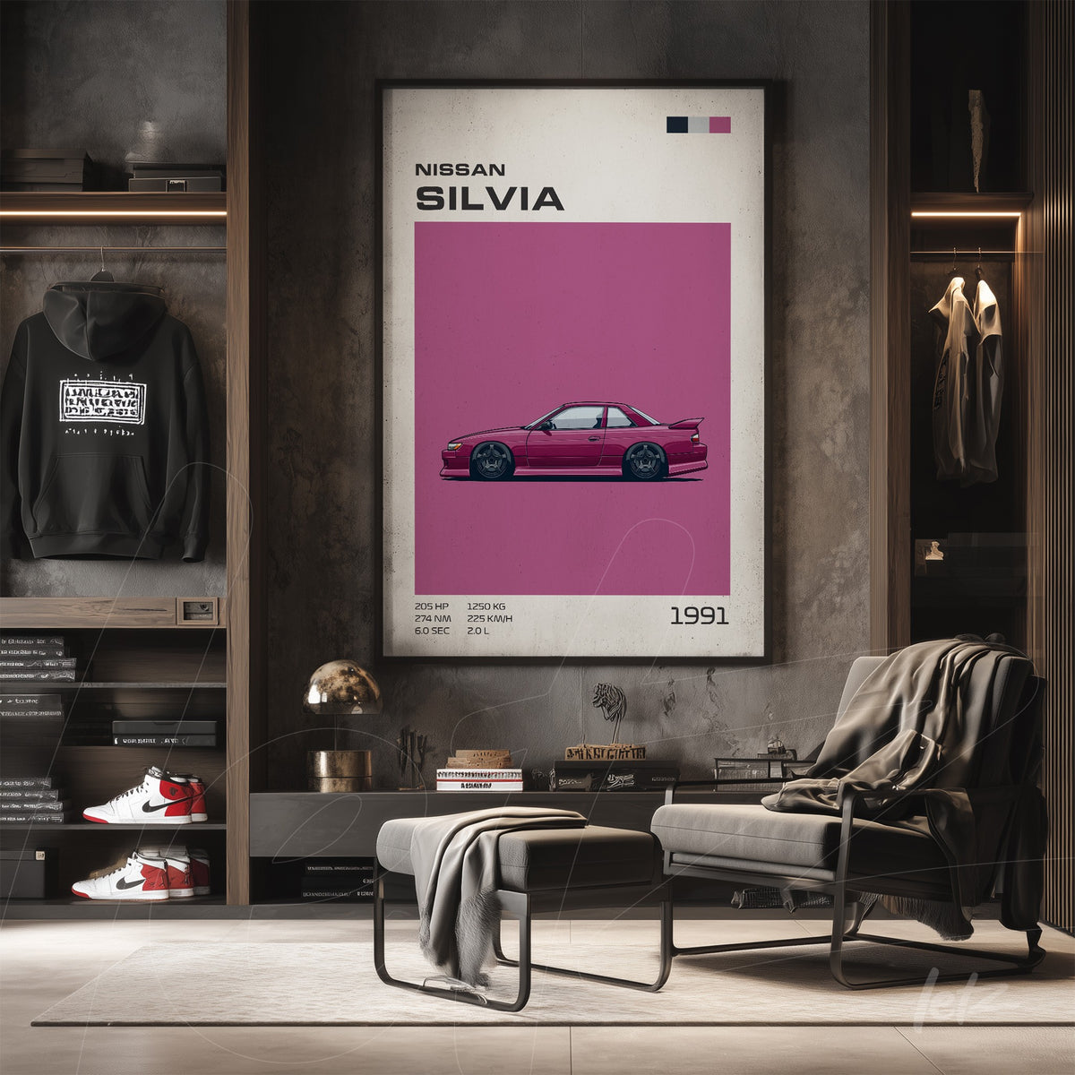 quadro com arte minimalista do carro Nissan Silvia em fundo rosa, exibido em ambiente moderno com prateleiras e poltrona