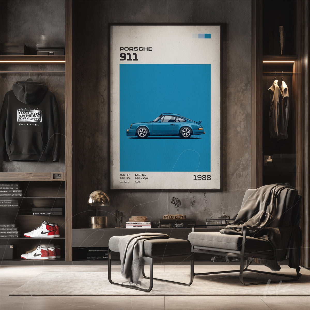 quadro com arte digital do carro Porsche 911 em fundo azul vibrante e moldura clara, exposto em ambiente moderno com prateleiras de madeira e decoração minimalista