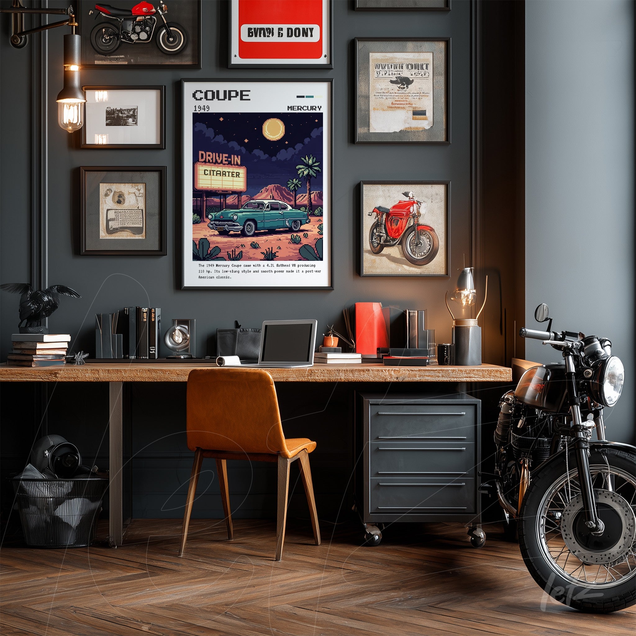 composição de quadros vintage em parede cinza, incluindo imagem de carro Mercury de 1939, moldura preta e decoração de estilo industrial com mesa de madeira e moto