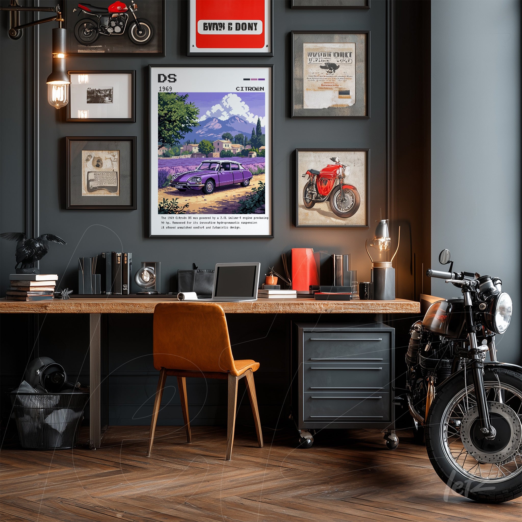 ambiente de escritório com quadro vintage do carro Citroën DS em moldura preta, decorado com fotos e objetos de moto