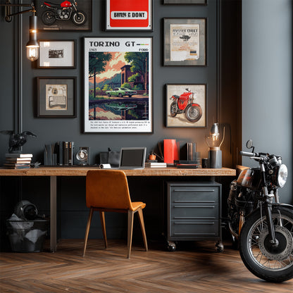 quadro com arte retro do carro Torino GT em moldura escura, exibido em parede cinza com prateleiras que contêm objetos decorativos e motocicletas