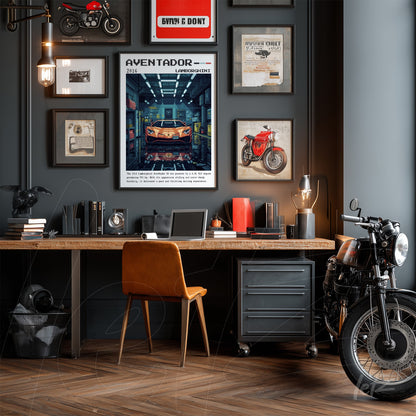 composição de quadros em uma parede escura com pôster do carro Aventador 2016, decorados com elementos vintage, incluindo motos e ilustrações de época, sobre mesa de madeira com cadeira de couro